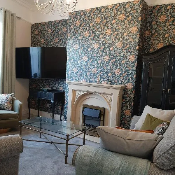 13 Hooton Cottage 3 Bed, hotel in Kilnhurst