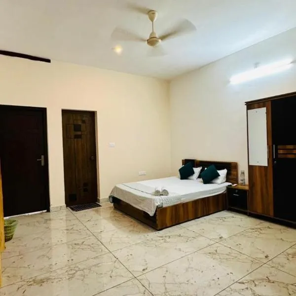 Rams Guest House Meadows Walk to Varkala Papnasam Beach - Groups & Couple friendly, ξενοδοχείο σε Varkala