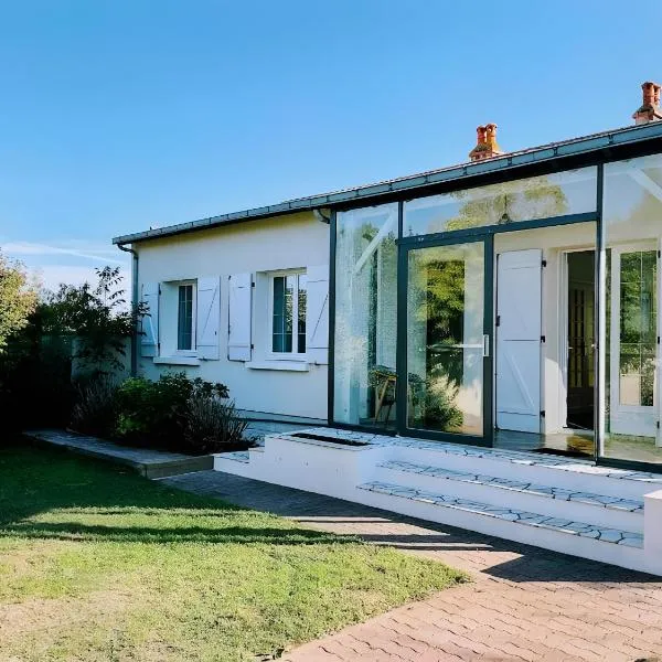 Cottage Chaleureux Proche Ocean, hotel in Salles-sur-Mer