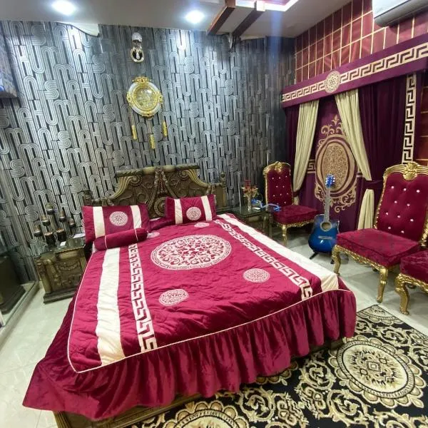 Stylish One Room Apartment Decor Outdoor Seating，位于拉合尔的酒店