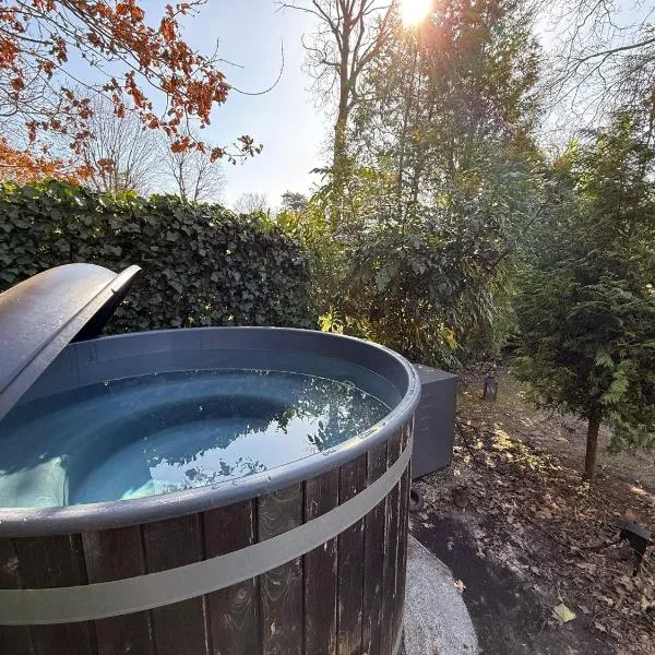 Boshuis Bubbels Wellness Chalet with Private HOTTUB and SAUNA - Super Holiday House with Huge Garden and Private Parking Space - Veluwe Holiday Voorthuizen, отель в городе Вортхёйзен