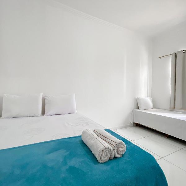 Apto no pavimento superior com 2 quartos (ambos com ar)com vista para o mar e internet privada 300MBPS. a aproximadamente 900m da praia de Taperapuã (Axé Moi), Residencial Vista Bela condomínio com piscina e área gourmet. - Foto 2