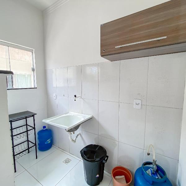 Apto no pavimento superior com 2 quartos (ambos com ar)com vista para o mar e internet privada 300MBPS. a aproximadamente 900m da praia de Taperapuã (Axé Moi), Residencial Vista Bela condomínio com piscina e área gourmet. - Foto 3