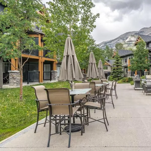 Canmore 2BR Retreat Near Banff, Free WiFi & Parking, hotel di Dead Man's Flats