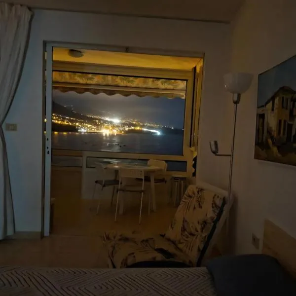 Beautiful oceanfront studio with private parking, hotel in Punta del Hidalgo