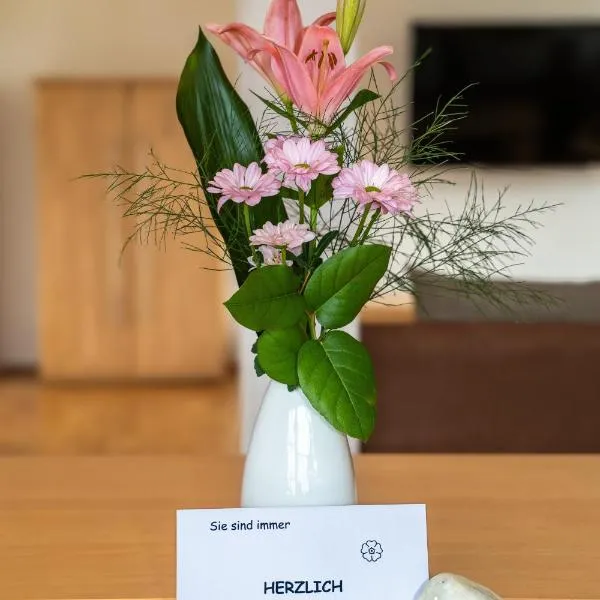 Dachgeschosswohnung in Künzell, hotell i Künzell