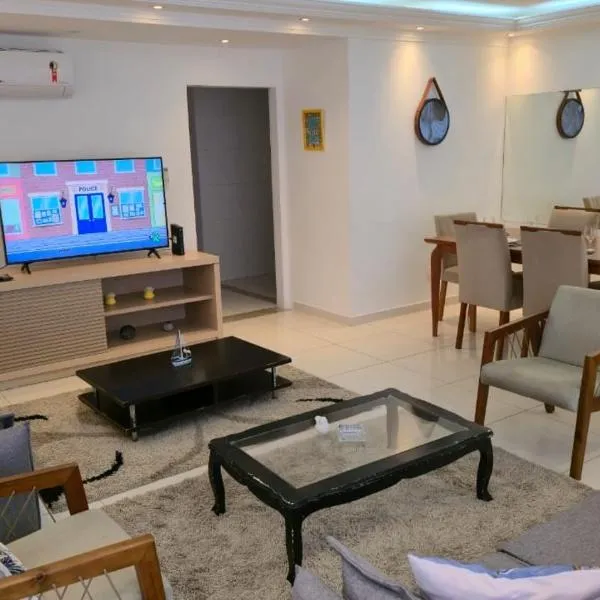 Apartamento pé na areia inteiro-4 quartos 3 cama casal ,4 camas solteiro-3 salas cozinha, hotel in Guarujá