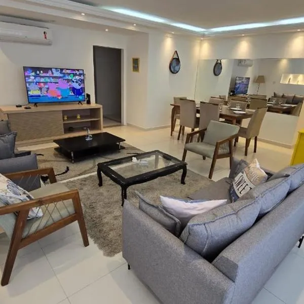 Apartamento pé na areia inteiro-4 quartos 3 cama casal ,4 camas solteiro-3 salas cozinha, hotel en Guarujá