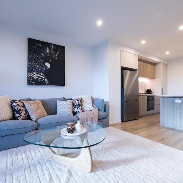 Modern Retreat-style Apt, Stunning Rooftop Pool and River Views, Secure Park, Gym, Hotel in Brisbane