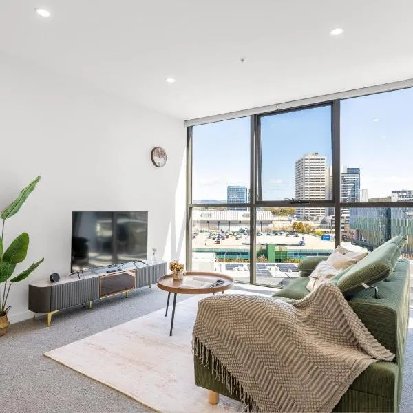 Central Woden Stay, Near Hospital, CIT, Pool, hotel u gradu 'Phillip'
