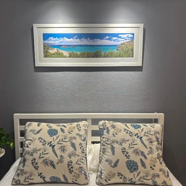 Tokyo Disney Resort 3 minutes by train, along Symbol Road, and plenty of commercial facilities!Free wifi, double bed, khách sạn ở Tokyo