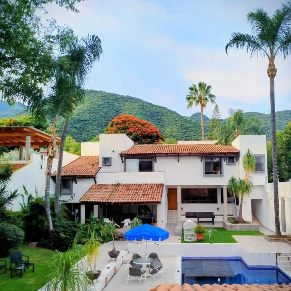 Escapada de Lujo en Ajijic Habitaciónes Privadas con Baño vistas Alberca Montañas, hotel en Ajijic