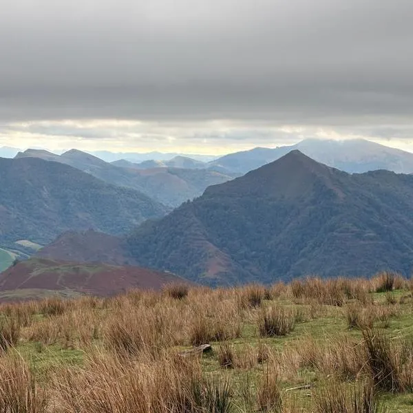 Maisonnette deux chambres au fameux PAS DE ROLAND, hotel en Itxassou
