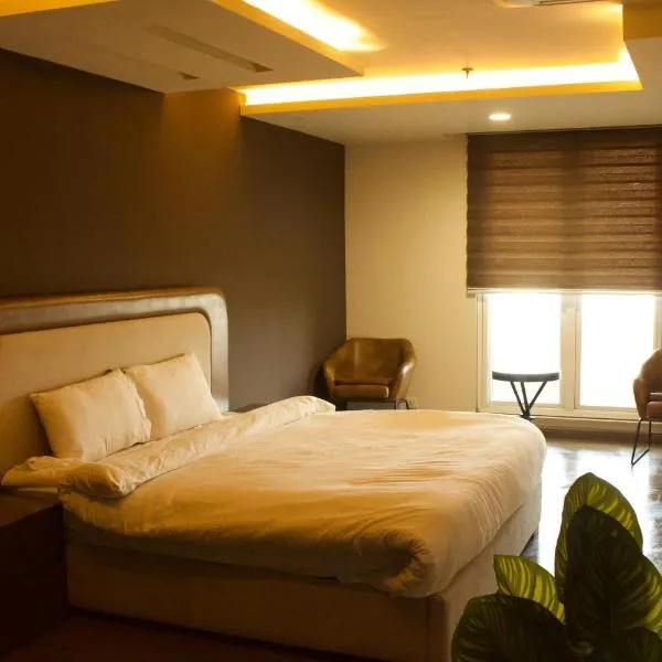 Casadel Apartments at Goldcrest Residency, hotel en Lahore