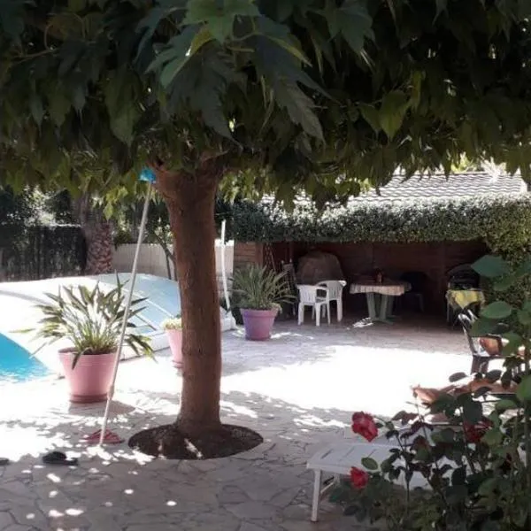 Maison de vacances avec 4 chambres-Piscine-Clim-WiFi, hotel in Claira