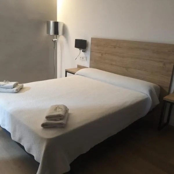 Hostal los Rosales, hotel in Almázcara