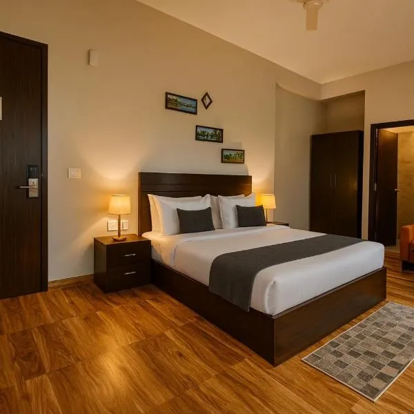 The Amber Signature Vrindavan # A Contemporary Luxury Hotel With #Lift# Parking# Ac Rooms# & Elegant interior # Near Prem Mandir, hotel di Vrindāvan