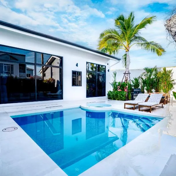 Bangkok Luxury Private Pool & Jacuzzi Villa , Daily Maid, hotel em Bang Bua Thong