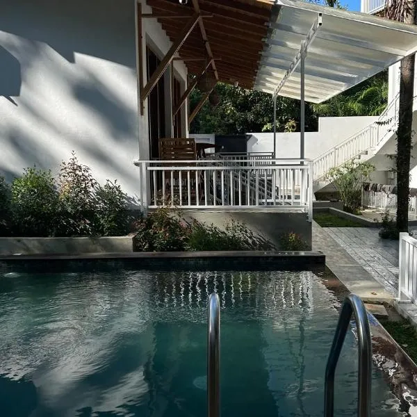 Вилла с бассейном и видом на рисовые поля и джунгли, ξενοδοχείο σε Weligama