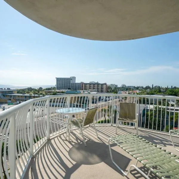 Sunset Sands from Oasis Getaways, hotel in St Pete Beach