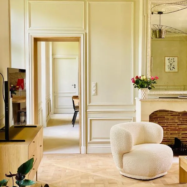 Historic 18th-Century Mansion - 3 BR - Bayeux - Garden & Museums Nearby, ξενοδοχείο στο Μπαγιέ