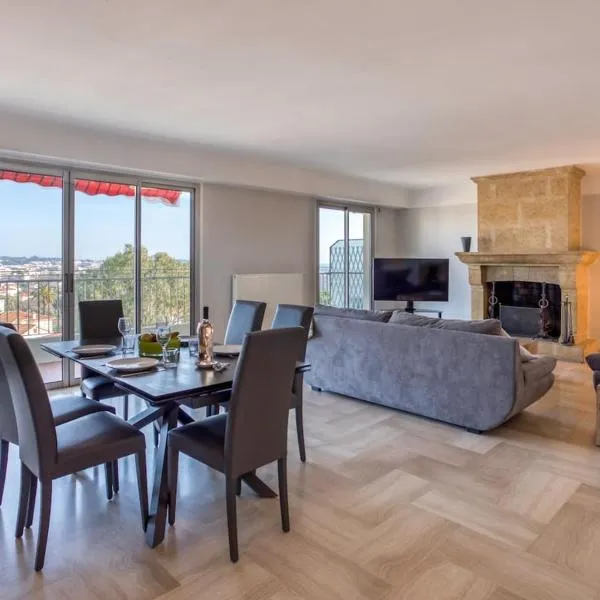 Superb top floor, sea and mountain view, отель в Антибе