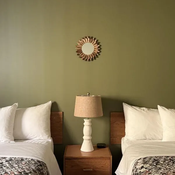 The Trail Inn - Lucky Lake, SK - Hwy 42 & Main Street – hotel w mieście Lucky Lake