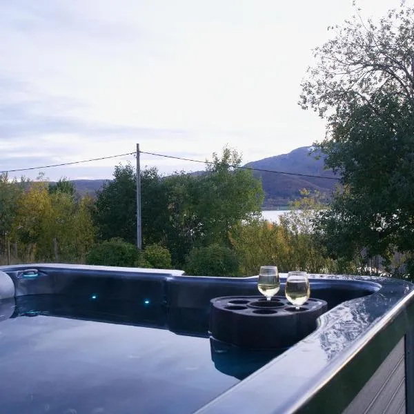 Nordic villa with outdoor jacuzzi and Aurora Borealis view, hotel a Stornes