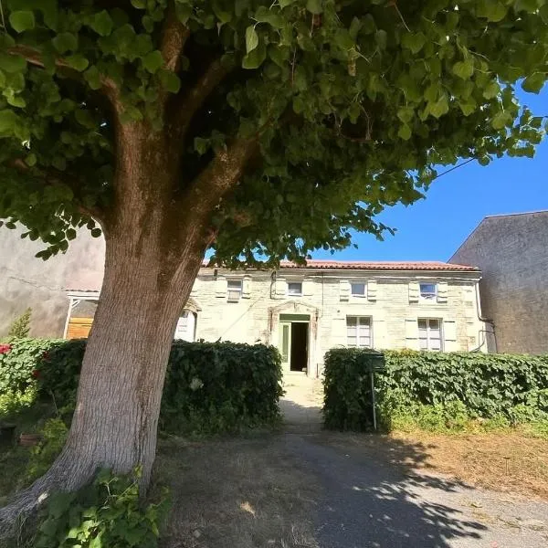 Gîte Le Logis du Tilleul, готель у місті Plassay