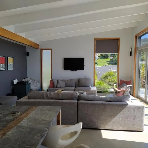 House with ocean views near Cathedral Cove walkway, hotel di Hahei