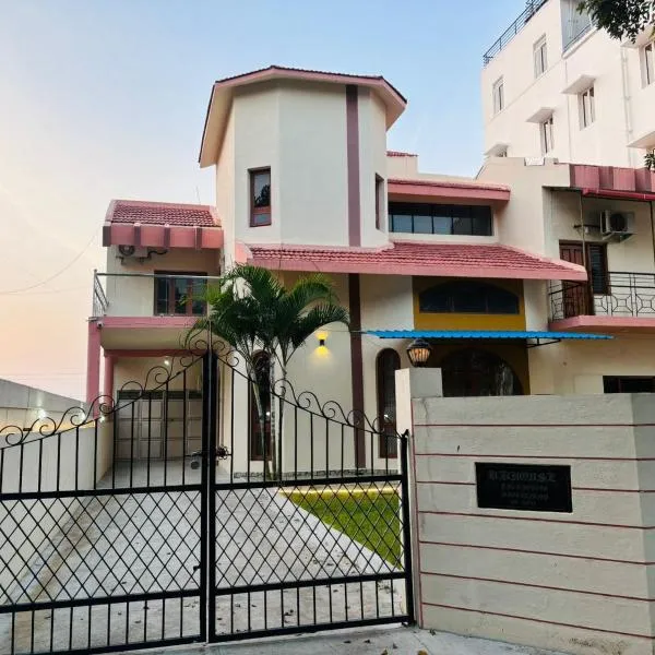 Majestic Villa Luxurious 5BHK AC, hotel v destinaci Maisúr