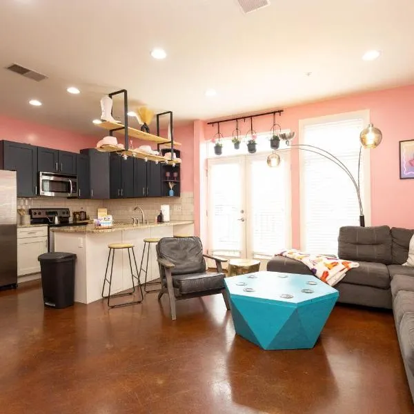 Pink Experience - West End Broadway & Restaurants, hotel in Nashville