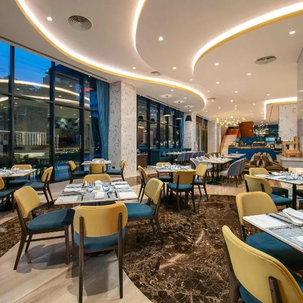 Mövenpick Living West Hanoi, hotel en Hanói