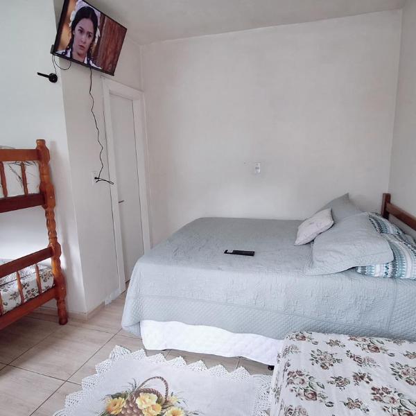 KITNET S1 em TORRES-RS - Na mais bela praia Gaúcha - Cozinha - Banheiro - Ar condicionado - TV e Wi-Fi - Estacionamento - Anfitriã Superhost no BnB