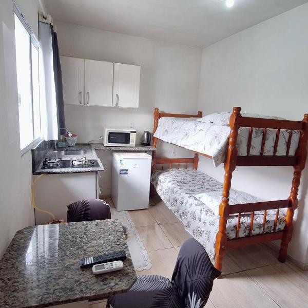 KITNET S1 em TORRES-RS - Na mais bela praia Gaúcha - Cozinha - Banheiro - Ar condicionado - TV e Wi-Fi - Estacionamento - Anfitriã Superhost no BnB - Foto 4
