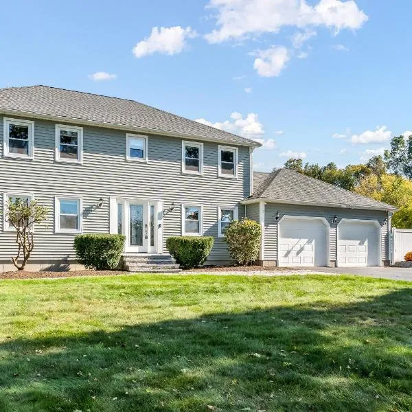 4 Mi to Lake! Spacious Oxford Home w/ Pool, ξενοδοχείο σε Oxford