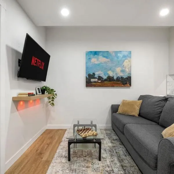 Modern 2BR Private Suite Near Calgary Airport, hotelli kohteessa Calgary