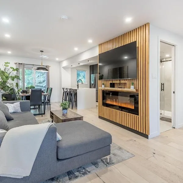 FREE PARKING PRIME LOCATION NEW MODERN CONDO, hotel in Brossard
