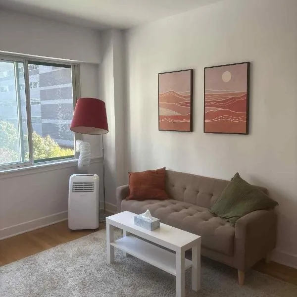 Cozy 1BDR in Prime location - Walk to Everything, hotell i Montréal