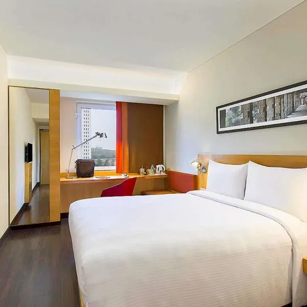 ibis Gurgaon Golf Course Road - An Accor Brand, hotel in Gurgaon