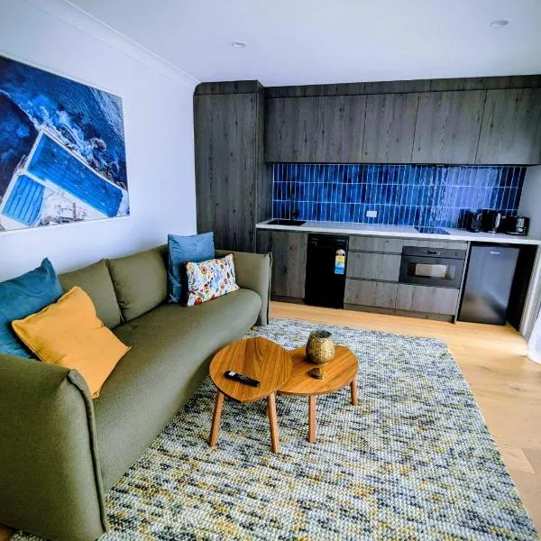Chic Bondi Retreat - Modern Beachside Gem with Private Deck, hotel v destinaci Sydney