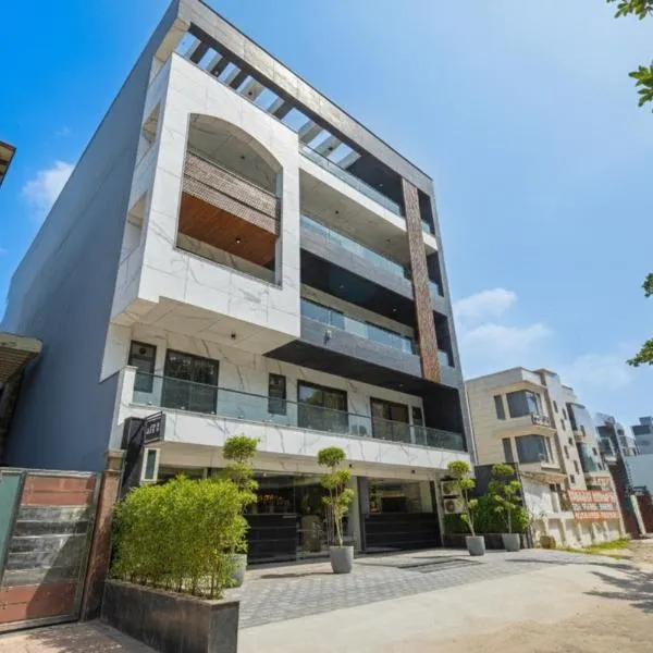 Hotel Leeef Ninee Hotel in Sector 23, Near Udyog Vihar, ξενοδοχείο σε Γκουργκάον