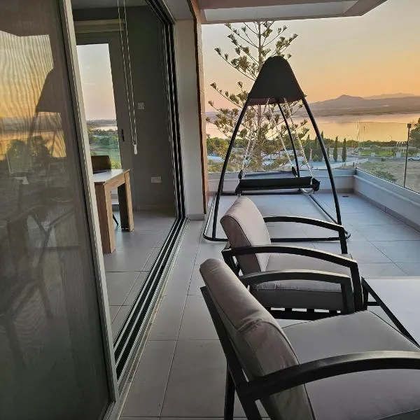 Majestic Sunset Salt Lake Views 300m From Beach, hotel in Larnaka
