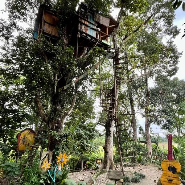 Pemsee's Tree Town - Eco-friendly,Tree house hostel, hotel in Sauraha