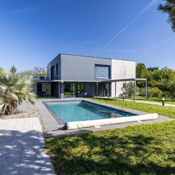 Villa spacieuse avec piscine privée à Toulouse, hotel in Toulouse
