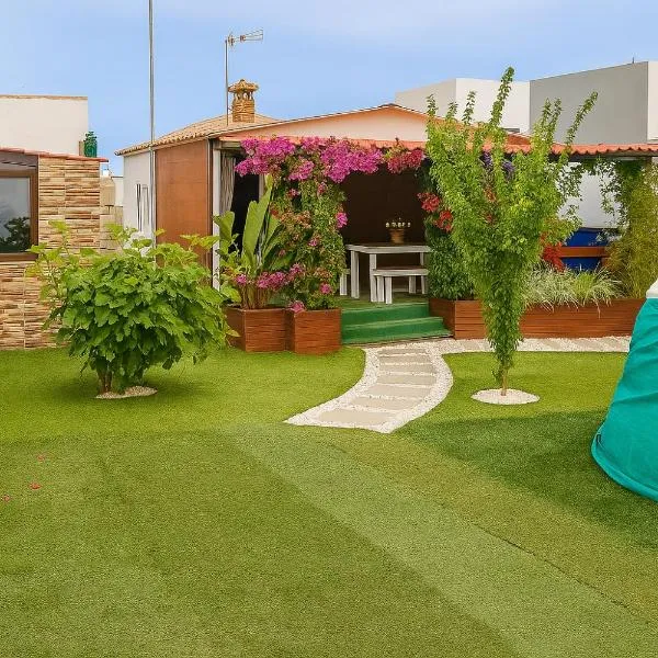 "Chalet La Buganvilla con Piscina Privada y Jardín Cerca de la Playa en Chiclana", hotel in Chiclana de la Frontera