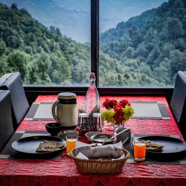 Aurevelle Kastura Resort Kanatal - 5 Min from Surkhanda Devi Temple # Mountain View Rooms # Himalayan View Resort, hotel sa Kanatal
