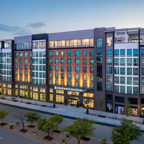 Embassy Suites By Hilton Chattanooga Downtown、チャタヌーガのホテル