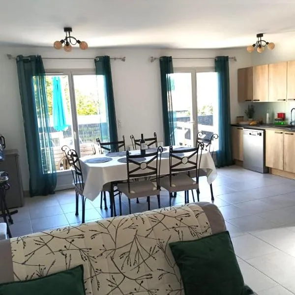 Meublé de tourisme classé 3 étoiles Le Ptit Coin de Soleil - Saint Ciers d'Abzac, hotel v destinaci Saint-Ciers-dʼAbzac