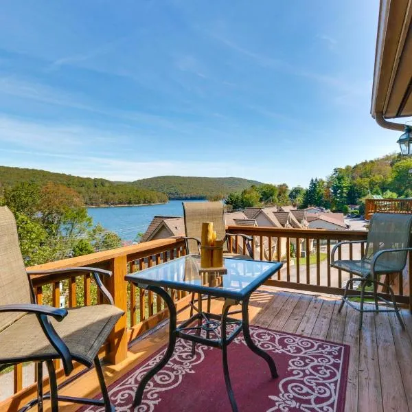 Deep Creek Lake Townhome w/ Deck & Water Views، فندق في Oakland